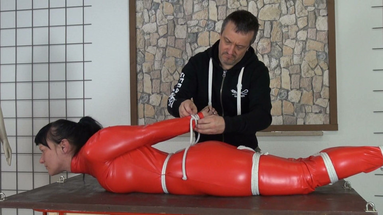 Yvette xtreme: Latex Catsuit Hogtie