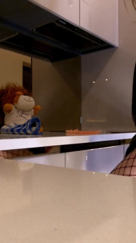 Soție brunetă sexy și excitată în ciorapi negri cu plasă își ia chiloții din dantelă la Flash pizdă și cur