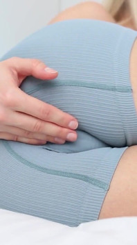Benetzung meiner shorts, fetisch - triefende muschi - schnell fingern, solo heißes blondes mädchen