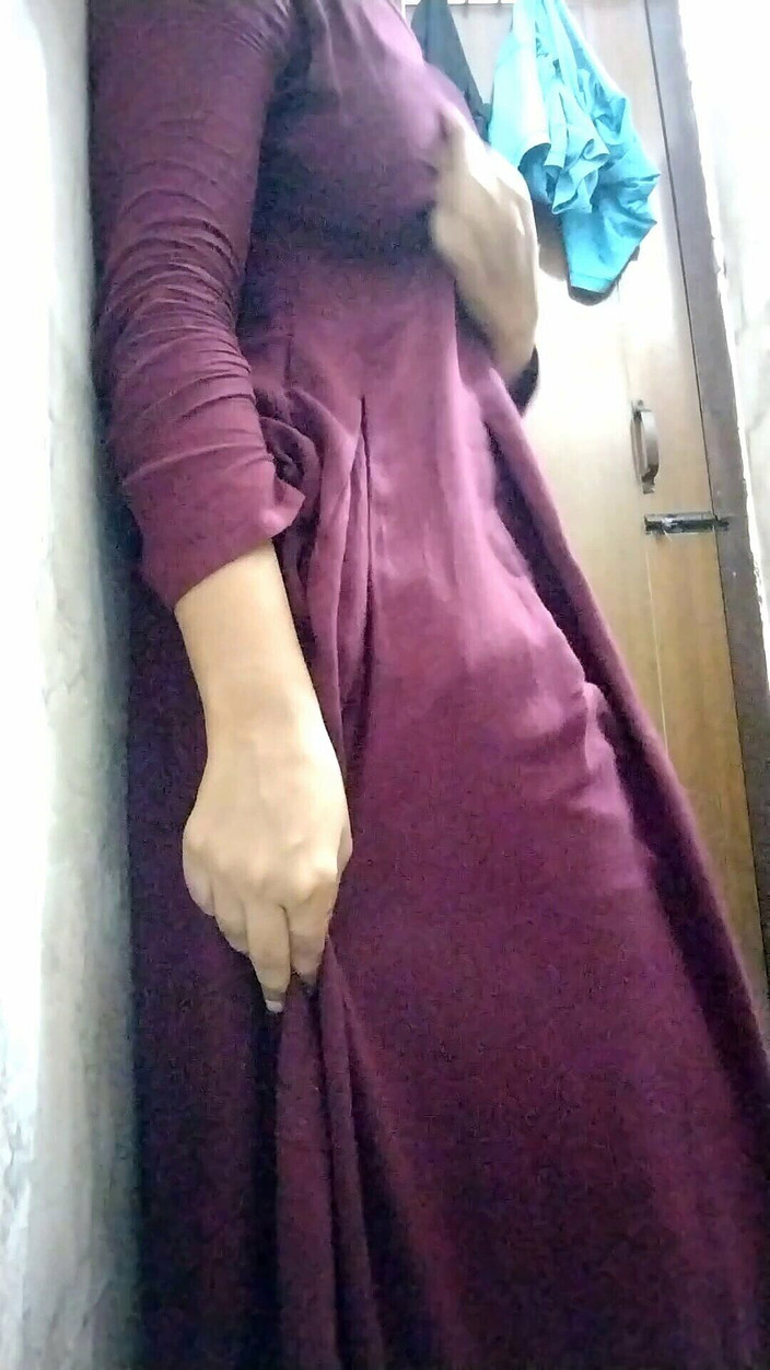 Riyathakur: Ateşli evli kadın evde kıyafetlerini değiştiriyor Hintli evli kadın ateşli