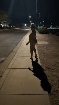 Promenade Nue Tard Dans La Nuit !