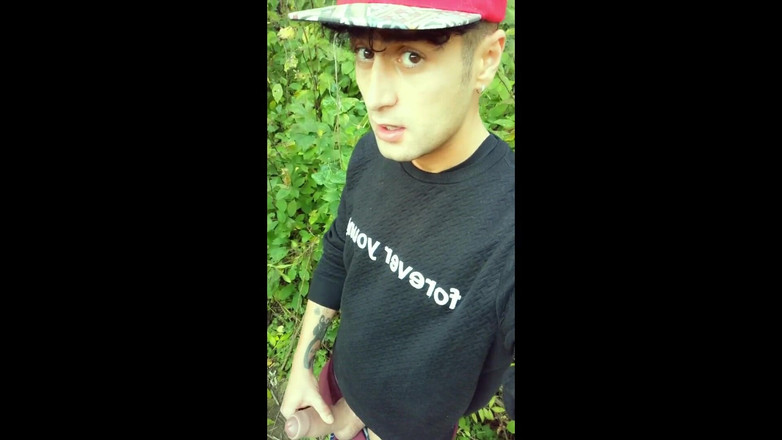 Idmir Sugary: Торкаючись об'єктива камери з мокрими головками, потім натираючи сперму об'єктивом і власне ковтання сперми з листа на відкритому повітрі