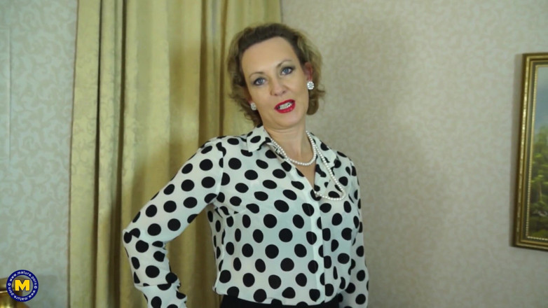 Mature NL: 性感熟女Betsy Blue穿着性感内衣