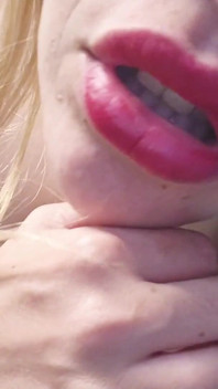 Ungezogene Blondine im Badezimmer