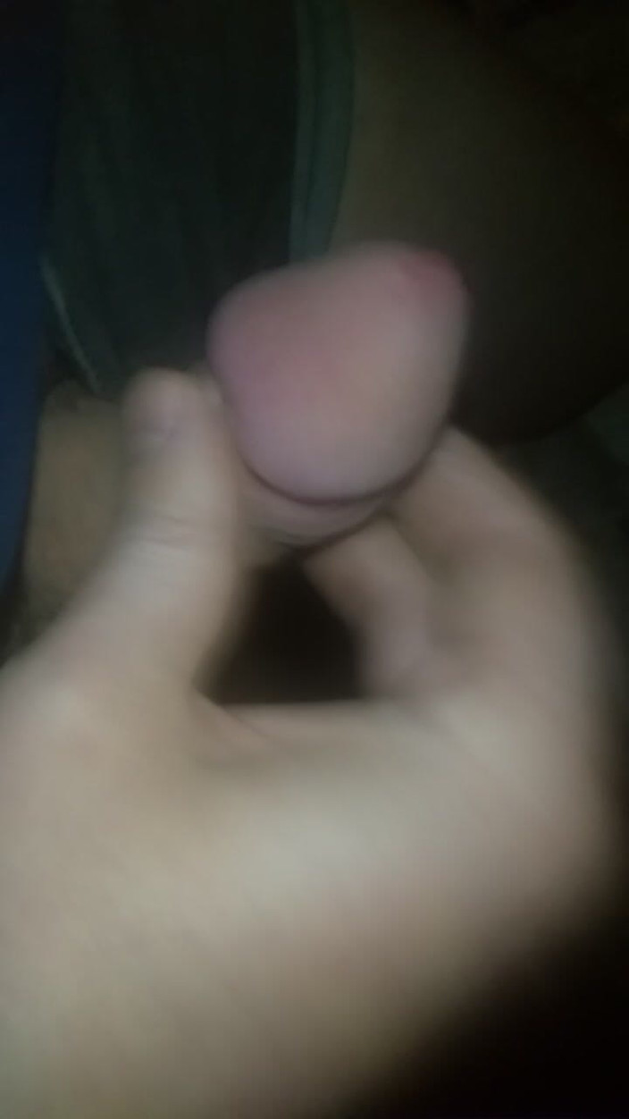 LORTON: Travesti transsexual masturba seu pau sexy na frente da câmera