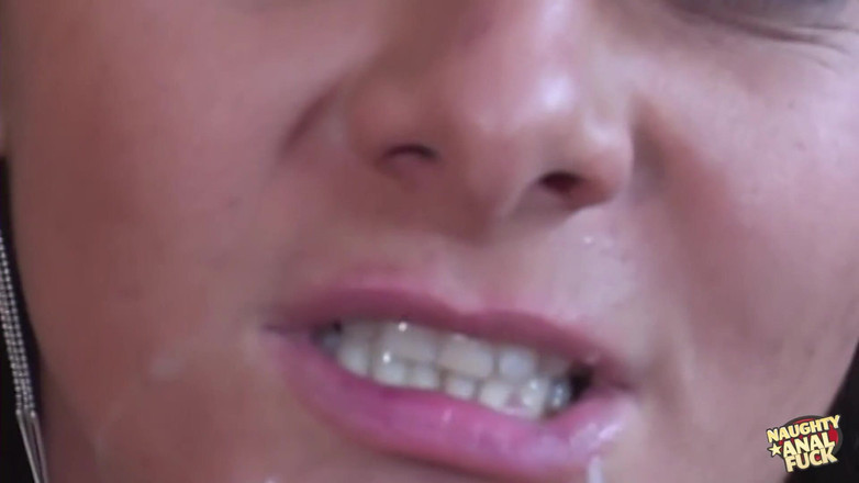 Naughty anal fuck: Sexy brünette strippt und masturbiert, bevor sie den schwanz tief...