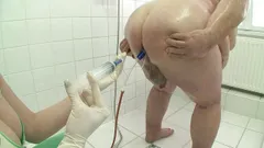A mulher carinhoso humilha o pequeno porco