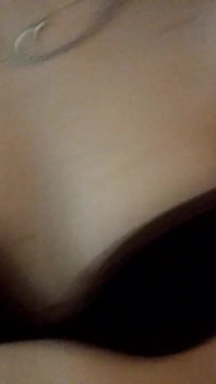 Täglicher selbstgedrehter striptease mit masturbation in nahaufnahme