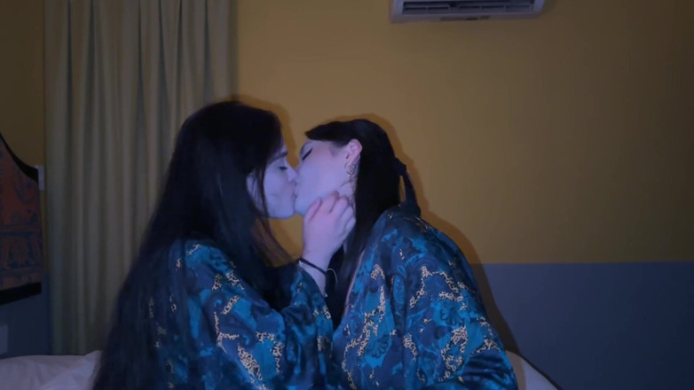 LuchCrush: Lesben küssen und orgasmus zusammenstellung