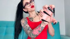 Julia domaina: Černé dlouhé nehty, ostré jehlové podpatky, sání dlouhých prstů, honění...