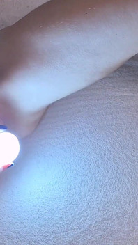 Haar poesje en kont zijn magisch! Ze is zo heet dat haar seksuele energie de lampen oplicht