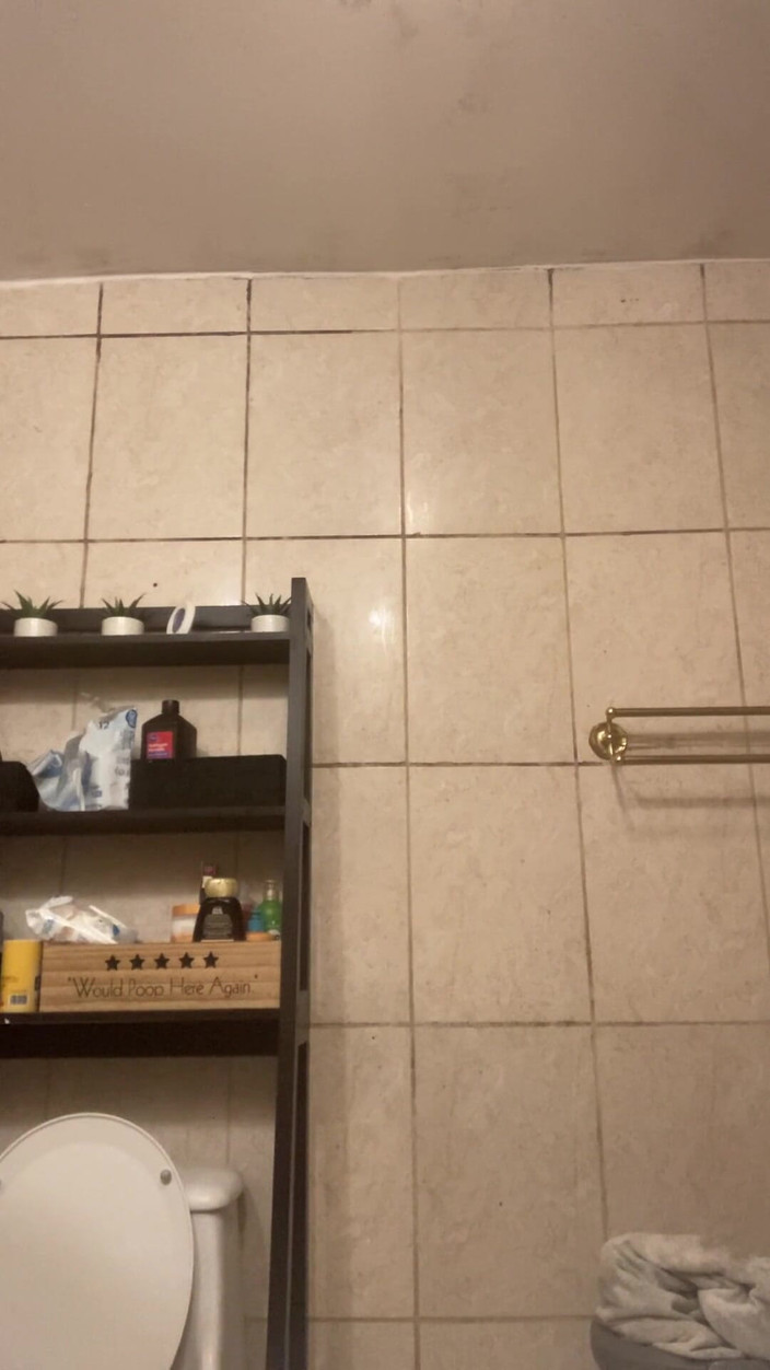 Chubbytits16: Aku lagi asik nyepong kontol kecilku sambil nyepong kontolku