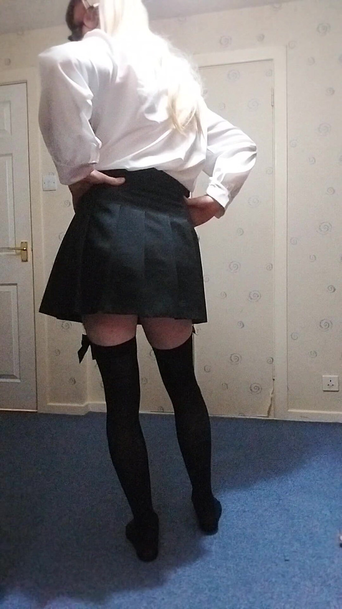 Cindy Belfast: 淫乱な弱虫ビッチが制服姿で絶頂