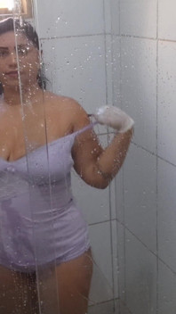 Curvă în baie: Soția mea se arată transpirată și își arată vaginul în timp ce face curățenie!