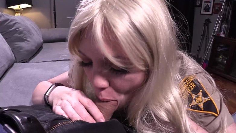 Evangelines Fetish: Blond polis suger kuk