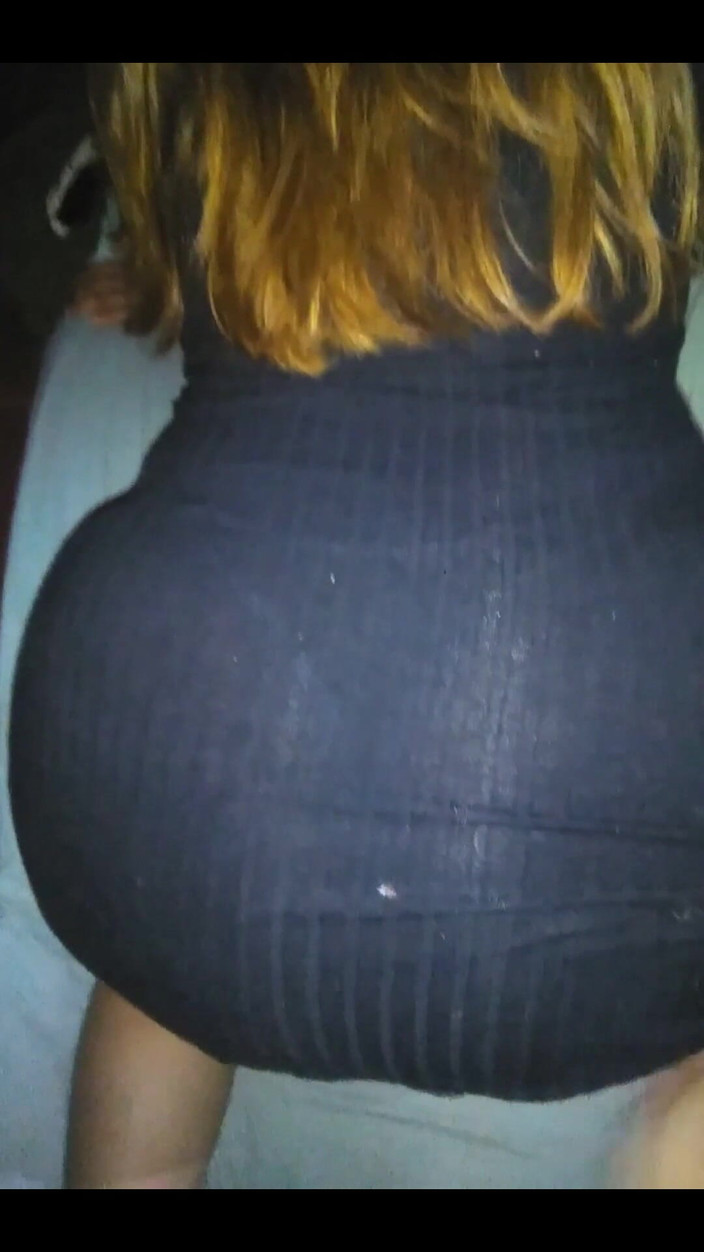 Fitcure1: Vytáhnu jí šaty, dotknu se jejího zadku, kloužu jí tangy a...