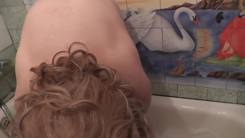 XXX-Platinum: Banyo. Seksi üvey anne orta yaşlı seksi kadın banyo yapıyor. Ellerde,...