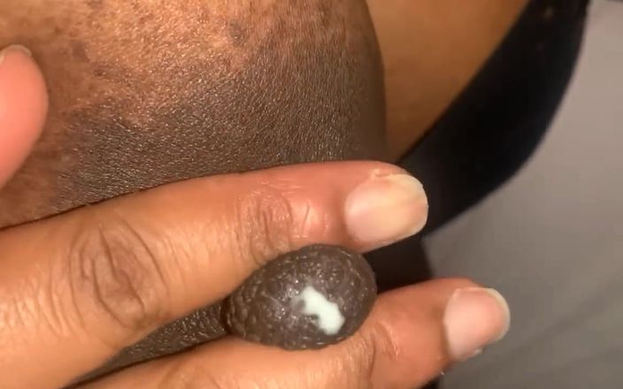 Super sexy ebony cuties: Yakın çekim büyük göğüslerimi sağıyor