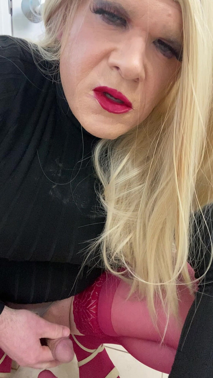 MadisonCD2025: Azgın kadın kılıklı trans neredeyse bir yarağa boşalıyor ve sonra...