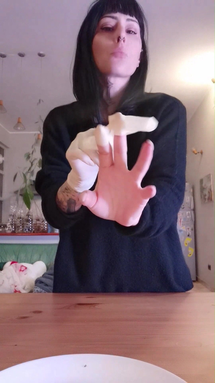 Your italian goddess: 今お腹空いたよ、サーモン白ラテックスグローブを食べてる Goddesslolli