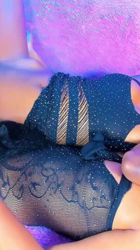 La langue profonde dans ma chatte pendant que je suce son gros clitoris - Contraste