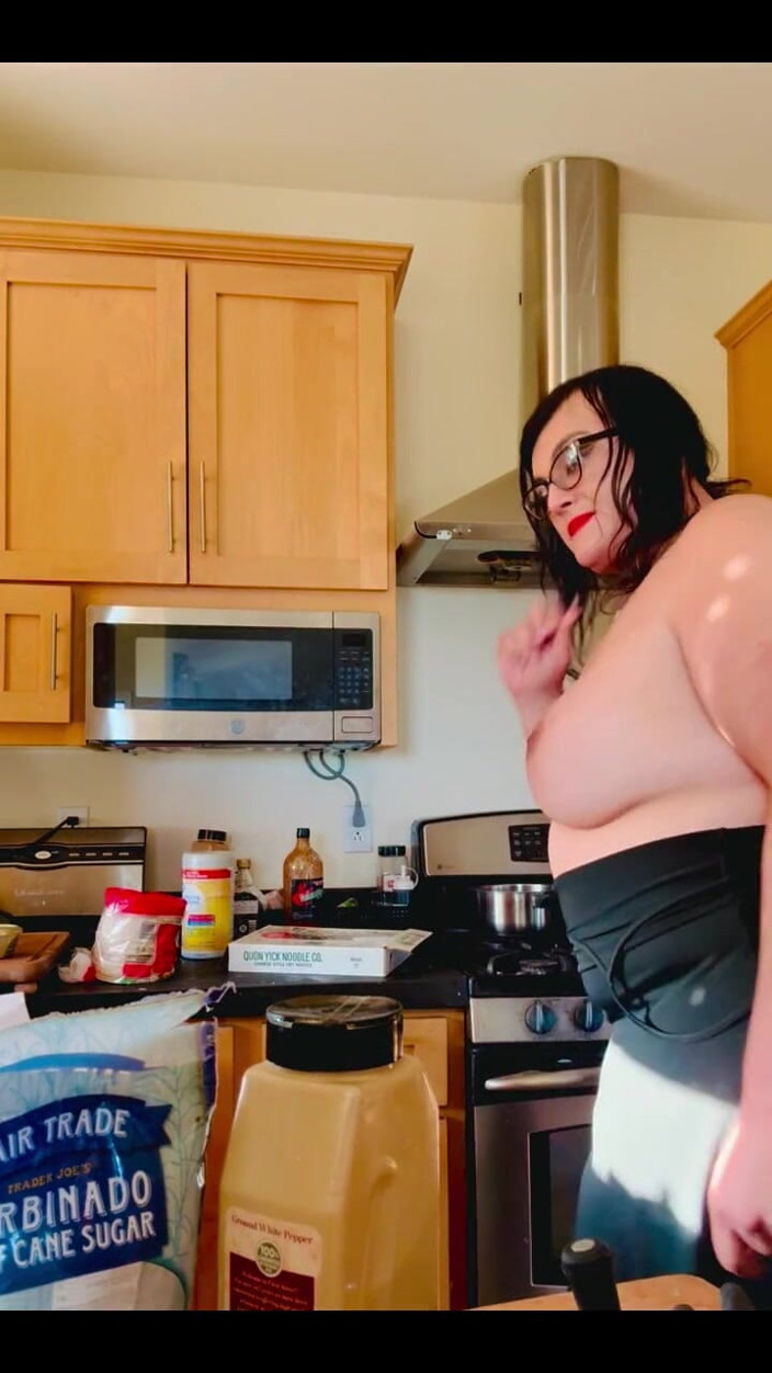 Christi Cream Cake: Trans bimbo milfka nahoře bez dělá Chow mein