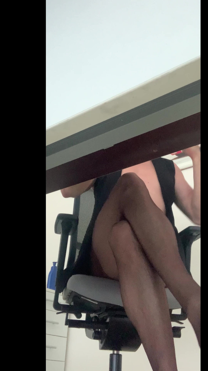 cd_aysemmm: 銀行員の女性はパンティーを履いていなかった