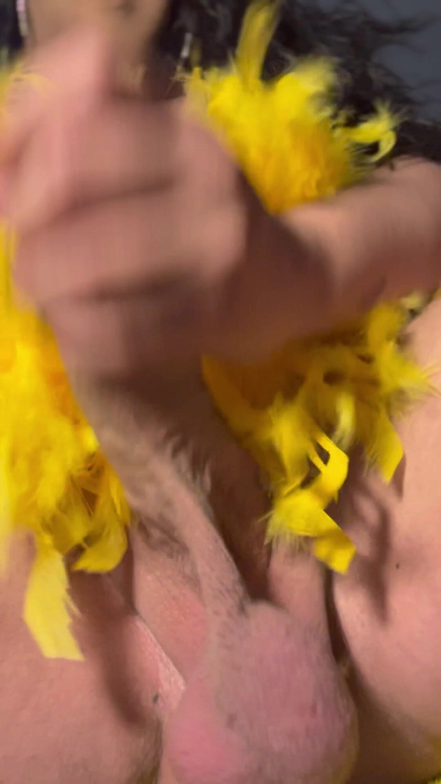 Show Hot + Big Cum Yellow (Amazing shemale big balls)