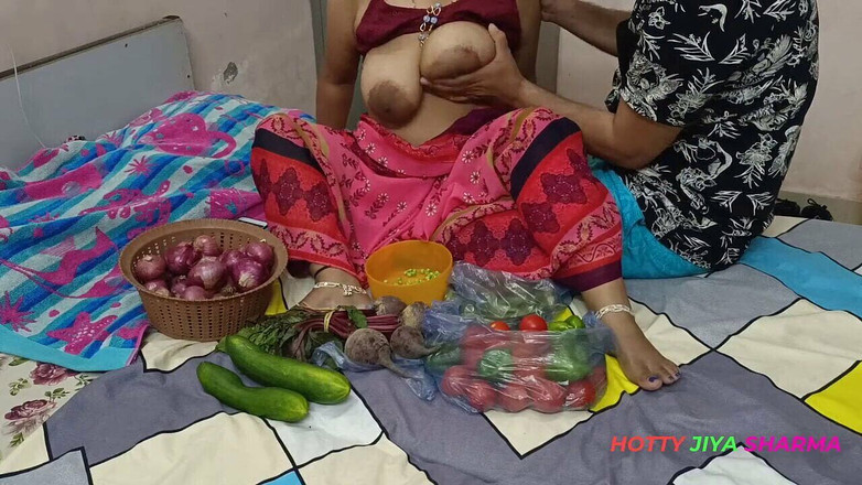 Hotty Jiya Sharmaa: XXX bhojpuri Bhabhi, während sie Gemüse verkauft, ihre fetten Nippel...