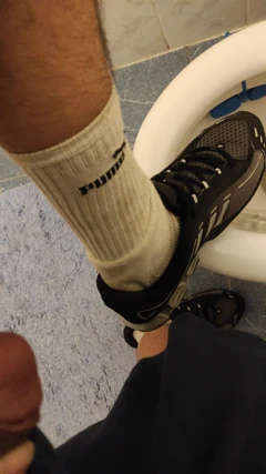 Dirtyjunkbro (dj -bro) di toilet, kaus kaki kotor dan sepatu olahraga benar-benar basah, kotor