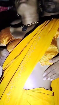 Sexy indická Kamwali Bai Romance ve žluté sárí