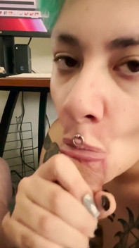 Succhia il cazzo e ingoia una sborrata enorme mentre papà lavora