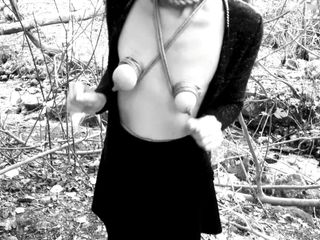 Bdsmlovers91: Kinktober Day 27 - Esibizione per kink - topless legata e rimorchiata pompino...