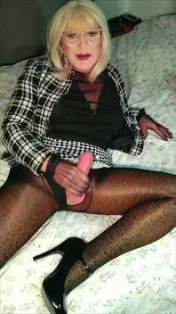 Freche trans-sekretärin, strumpfhosen und absätze