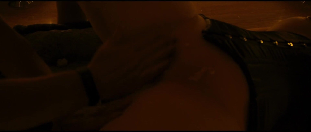 Verso Cinema: Gagica asiatică tatuată este dominată