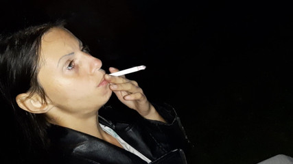 Lesbian-illusion: Najpierw potraktowałem nieznajomą dziewczynę papierosem, a następnie potraktowałem ją moją...