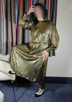 Nottstvslut: Crossdresser panas dalam gaun metalik emas erotik