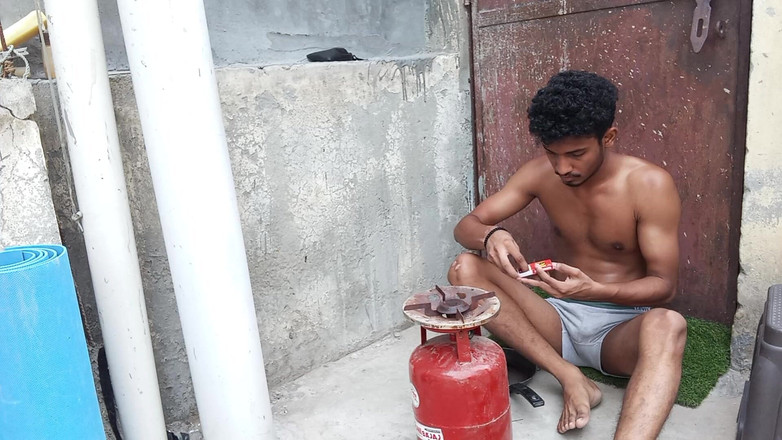 Curlyboy: Cowok india lagi asik masturbasi sambil makan di teras rumah