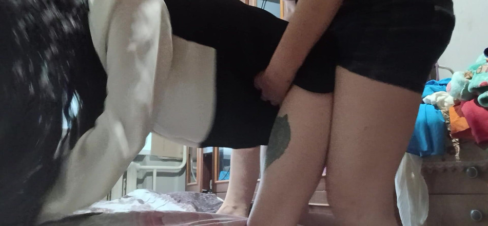 Lesbian-illusion: 我的熟女老师没有在家里上额外的私人课程，而是用穿戴式假阳具操我