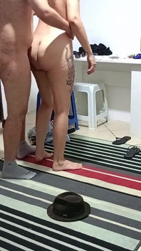 Een man met schulden rende weg van huis en liet zijn vrouw alleen achter met de leninghaai.