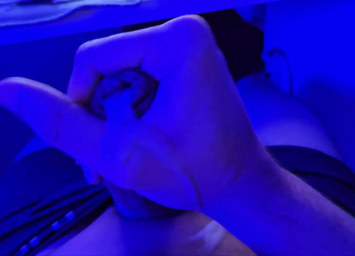 Lkdick8: Сперма в голубом свете