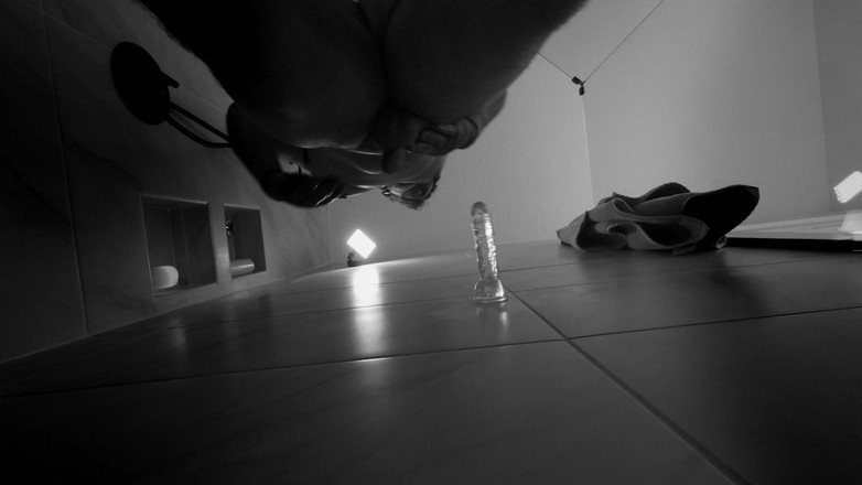 Ivan the Pleasure Dom: Uomo sposato gioca con il dildo anale nella doccia teaser