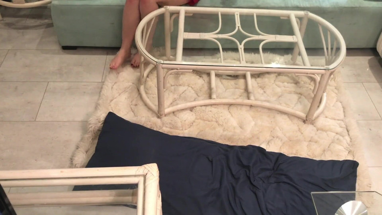 Erin Electra: Mẹ kế bị mắc kẹt trong phòng khách dọn dẹp