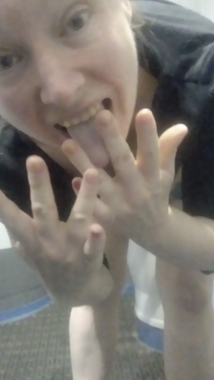 Naughty Slave: Fisting anale, spazio, leccare il pavimento nel water di un...