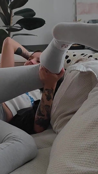 Meia-irmã fala com o marido ao telefone enquanto eu a fodo na merda!