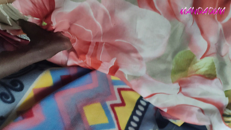 Mandadum: O mamă vitregă sexy din sat este singură în casa ei