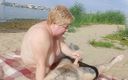 Sweet July: समुद्र तट पर लंड चूसना और लंड मरोड़ना