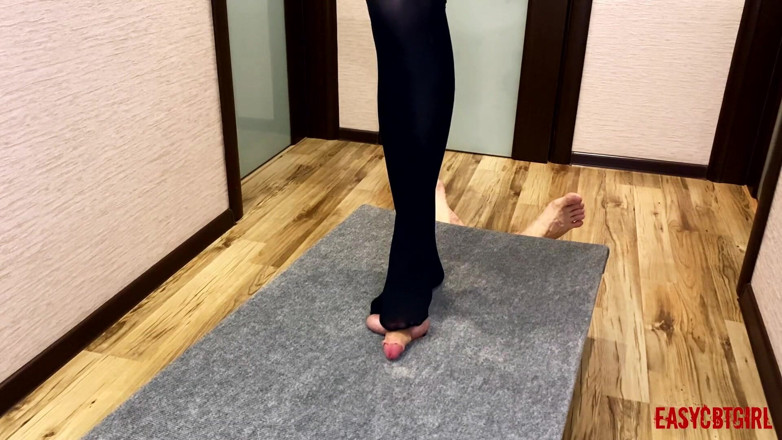 AnnyCandyPainboy: Dominatrix aplasta y frota la polla en la caja