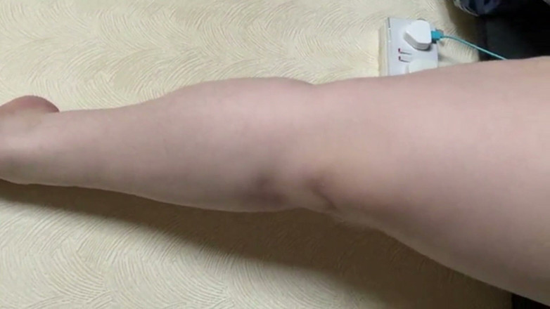 Real homemade BBW BBC porn: Grubaski ściskając moje twarde sutki rozprzestrzeniając moją owłosioną cipkę