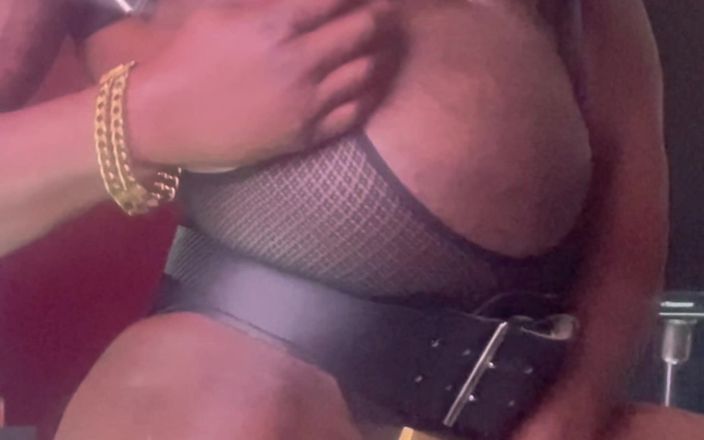 Black mature kinky muscle: Blackmusclebuttslut leksak titplay &amp;cum session